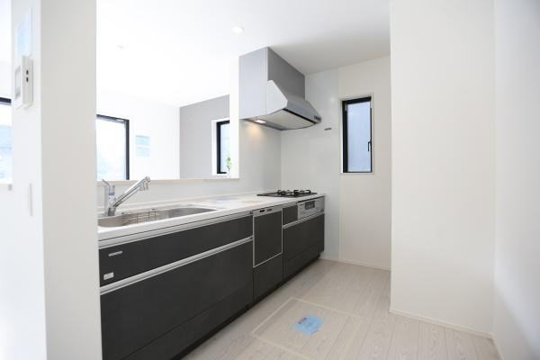 横尾東町1丁目1期2号棟の居間・リビング|明るい光が差し込むリビングはすっきりとした白い壁と床が特徴です。引き戸で仕切られた和室が隣接しており空間の使い分けが可能です。窓からは自然光をたっぷり取り入れることができます。