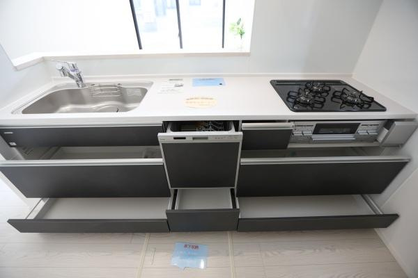 横尾東町1丁目1期2号棟の和室|明るい光が差し込む和室です。大きな窓から外の景色を楽しめます。シンプルな内装が空間を広く感じさせます。落ち着いた雰囲気が魅力の一室です。