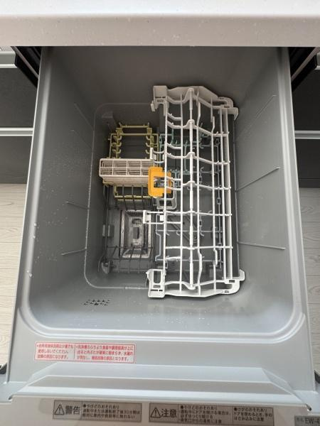 横尾東町1丁目1期2号棟の和室|大きな窓から日差しが差し込む明るい空間です。収納も充実しておりすっきりとした印象です。畳の上でくつろげる落ち着いた和室です。和モダンな雰囲気が感じられます。