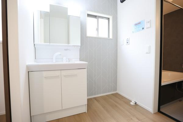 徳島2丁目1期3号棟の居間・リビング|清潔感のある空間が印象的です。室内は明るさが確保されています。床材の色合いが全体の雰囲気に調和しています。収納スペースも確保されており使い勝手が良さそうです。