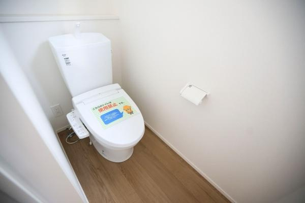 徳島2丁目1期3号棟のトイレ|採光を確保した窓付きのトイレです。明るさが感じられる清潔感のある空間になっています。シンプルな内装でお手入れもしやすそうです。温水洗浄便座が設置されています。