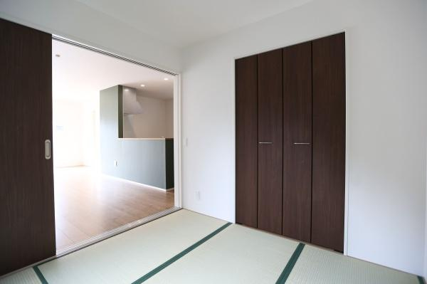 徳島2丁目1期3号棟の和室|落ち着いた雰囲気の和室が印象的です。収納スペースが設けられており空間を広く使うことができます。隣接する洋室ともつながっているため使い勝手も良好です。引き戸のデザインがモダンな雰囲気を演出しています。