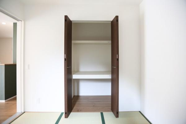 徳島2丁目1期3号棟の収納|扉付きで使い勝手のよい収納スペースです。中棚があり物の整理整頓がしやすい設計となっています。すっきりとした見た目でお部屋の印象を損ねません。棚板があり収納効率も考えられています。