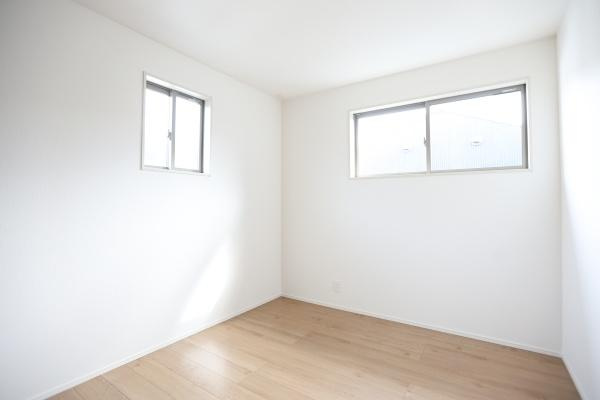 徳島2丁目1期3号棟の洋室|明るい採光が特徴の洋室です。シンプルな内装でお好みのインテリアが楽しめます。ナチュラルなフローリングが室内を広く感じさせます。窓からの光が室内に柔らかく広がります。