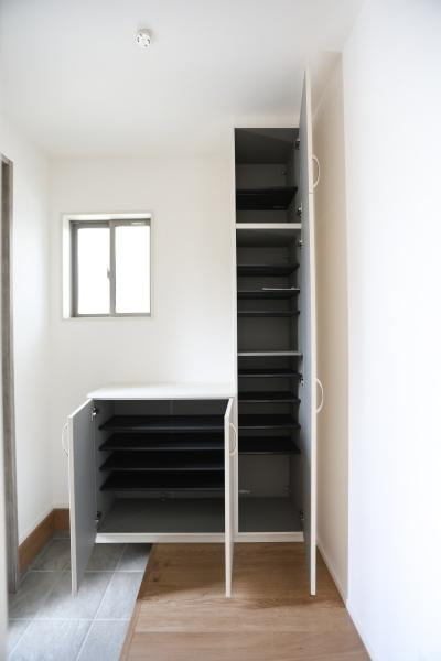 徳島2丁目1期3号棟の居間・リビング|大きな窓から自然光がたっぷり差し込む明るいリビングです。シンプルな内装で家具のレイアウトも楽しめます。広々とした空間でゆったりと過ごすことができます。収納スペースもしっかり確保されています。