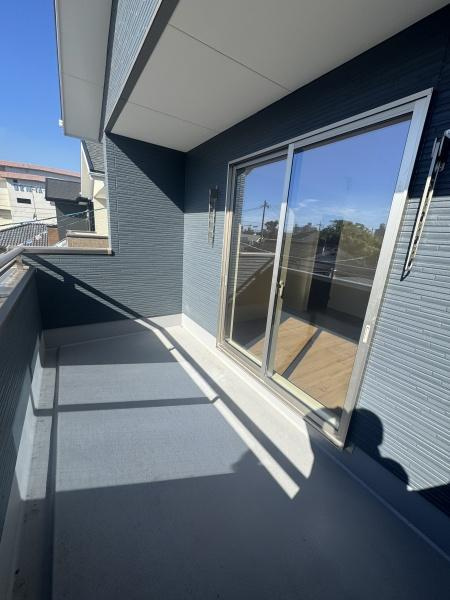 徳島2丁目1期3号棟のバルコニー|バルコニーは十分な広さがあり様々な用途に対応できます。日当たりも良く快適な空間が広がっています。ガラス扉が室内とのつながりを感じさせ開放感があります。外観のデザインもスタイリッシュです。