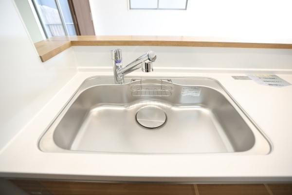 徳島2丁目1期3号棟のキッチン|和室と洋室が隣接しており用途に合わせて空間を使い分けることができます。スライド扉で仕切られておりプライベート空間も確保しやすい構造です。明るい光が差し込む窓があり快適な時間を過ごせます。