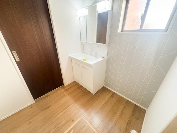 徳島2丁目1期3号棟の洋室|明るい日差しが差し込む洋室です。広々とした空間で家具の配置もしやすい設計となっています。収納スペースも充実しており機能的な居室です。落ち着いた色合いのフローリングが魅力です。