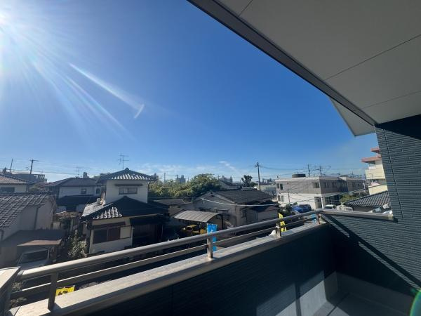 徳島2丁目1期3号棟のその他|広々としたバルコニーから眺望を楽しめます。晴れた日には遠くまで空が広がります。周囲の住宅街が街並みとして広がっており開放感があります。日当たりも良好な現地からの眺望です。