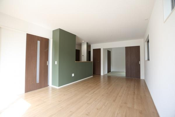 徳島2丁目1期3号棟の区画図|整然と分割された区画が敷地の使い勝手を高めています。駐車スペースも複数あり車の利用にも便利です。シンプルな配置が視認性を高めています。道路に面した配置となっています。生活動線を意識した区画図です。