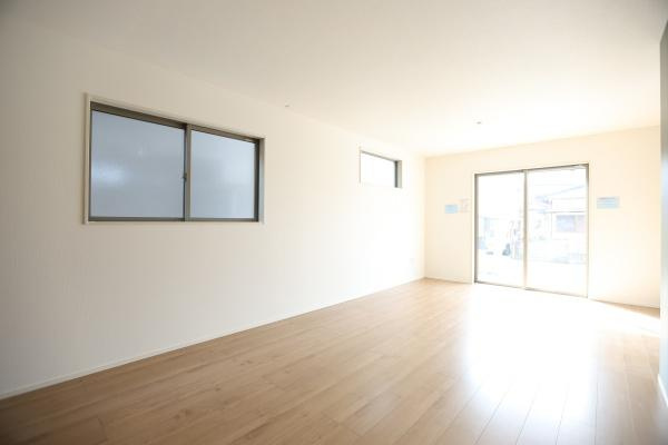 徳島2丁目1期3号棟の居間・リビング|リビングは広々とした空間が心地よさを演出しています。明るい木目調のフローリングが全体を柔らかくまとめます。ナチュラルな白壁とアクセントのグリーンが空間に洗練された印象を与えています。