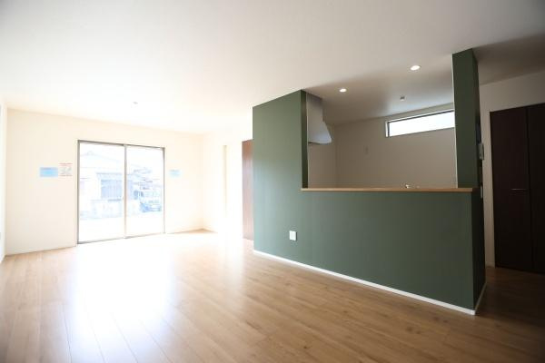 徳島2丁目1期3号棟の居間・リビング|大きな窓から光が差し込むリビングです。木目調のフローリングが空間に暖かみを演出します。シンプルな内装で使い勝手の良いお部屋です。室内がすっきりと見える設計です。