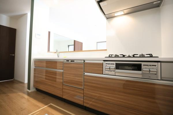 徳島2丁目1期3号棟の居間・リビング|リビングは広々とした空間が特徴的です。大きな窓から心地よい光が差し込みます。ナチュラルな床材が落ち着いた雰囲気を演出しています。独立したキッチンカウンターがアクセントになっています。