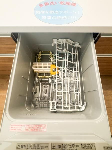 徳島2丁目1期3号棟のキッチン|食器洗い乾燥機が設置されています。キッチン作業の効率化に役立ちます。家事をサポートする設備です。収納もしやすい設計となっています。操作もシンプルで使いやすい仕様です。