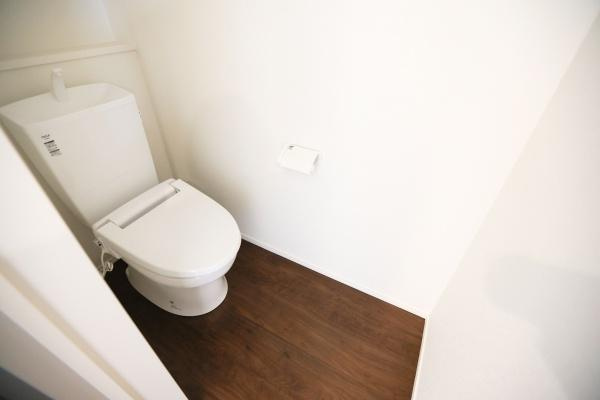 ふじが丘西1丁目1期3号棟のトイレ|温かみのある木目調の床が特徴のトイレです。空間が明るく清潔感があります。壁や便器もシンプルで使いやすいレイアウトとなっています。手入れもしやすそうな印象です。