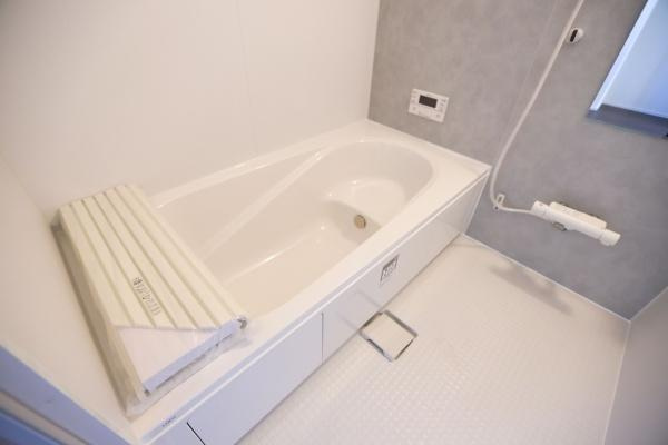 ふじが丘西1丁目1期3号棟の浴室|シンプルで清潔感のあるバスルームです。ゆったりとした浴槽が特徴です。壁や床のデザインが統一され手入れがしやすいです。使いやすいリモコンも設置されています。