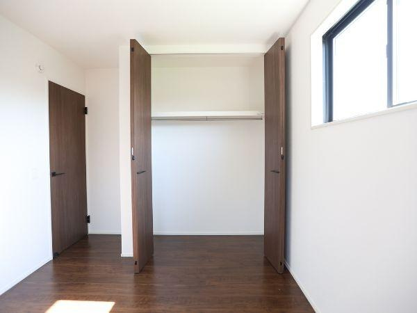 挾間町下市2期8号棟の洋室|シンプルで使いやすい洋室です。窓からの採光で室内が明るい印象です。木目調のフローリングが落ち着いた雰囲気を演出します。大型クローゼットが備わっており収納にも便利です。清潔感のある空間です。