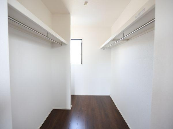 挾間町下市2期8号棟の洋室|明るい色合いの壁と落ち着いた木目調のフローリングが調和した洋室です。広々とした空間が魅力で収納スペースも充実しています。ウォークインクローゼット付きで窓からの採光も良好です。