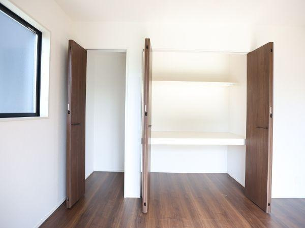挾間町下市2期8号棟の洋室|明るい日差しが差し込む洋室はゆったりとした空間が広がっています。大きなクローゼットが備わっており収納力があります。スライドドアで隣室とつながっており開放感があります。