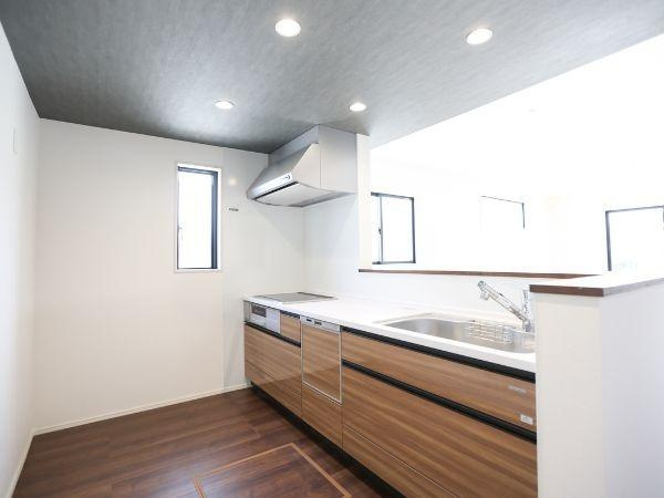 挾間町下市2期8号棟の収納|シンプルなデザインの収納スペースが設けられています。木目調の扉が室内の雰囲気に調和しています。隣接した窓から自然光が入り室内が明るく感じられます。床と収納扉の色味が統一されすっきりとした印象です。