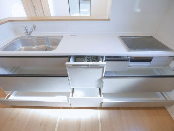 挾間町下市2期9号棟のキッチン|シンプルで使い勝手の良いキッチンです。引き出し収納が豊富で整理整頓しやすい構造です。シンクとコンロが横並びで作業効率が高まります。スタイリッシュなデザインが印象的です。