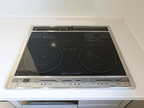 挾間町下市2期9号棟のキッチン|キッチンにはお手入れがしやすいIHクッキングヒーターを設置しております。フラットなデザインで見た目もすっきりしています。複数口タイプで同時調理が可能です。操作パネルも見やすく扱いやすい仕様です。
