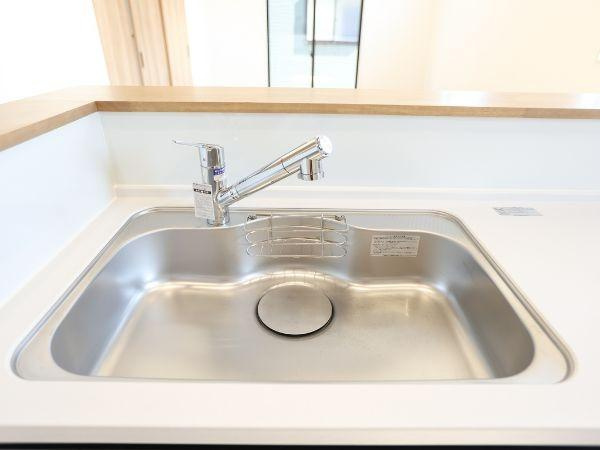 挾間町下市2期9号棟のキッチン|シンプルで使いやすいキッチンシンクが印象的です。広々としたスペースで作業もはかどります。手元が明るく毎日の調理にも便利です。水栓もすっきりとしたデザインで見た目も整っています。