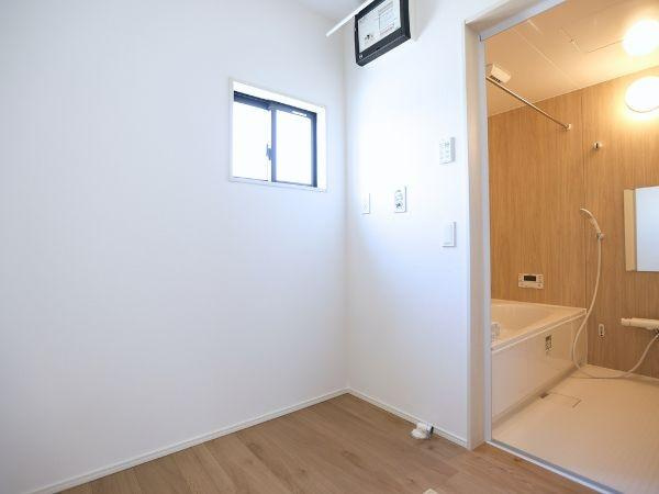 挾間町下市2期9号棟の独立洗面台|明るい光が差し込む洗面所は清潔感のある空間です。バスルームが隣接しており毎日の使い勝手に配慮されています。シンプルな内装でどんなテイストにも合わせやすい洗面所です。窓付きで換気しやすい設計です。