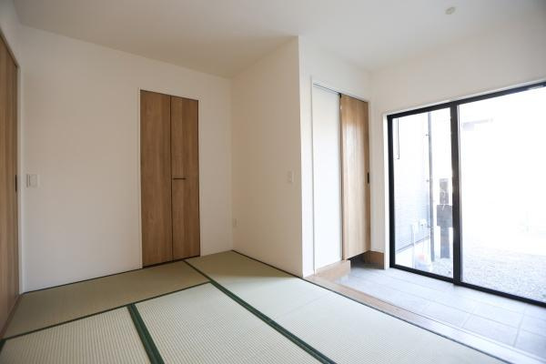 挾間町下市2期9号棟の和室|和室のある空間は落ち着いた雰囲気を感じられます。大きな窓から光が差し込み畳の質感が引き立ちます。シンプルですっきりとしたデザインでお手入れもしやすい和室です。