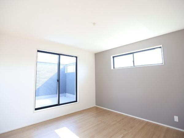 挾間町下市2期9号棟の洋室|二面採光で明るい雰囲気の洋室です。シンプルな内装が幅広いインテリアに合います。フローリングが清潔感を演出しています。窓が大きく開放感があります。使い勝手の良い空間です。