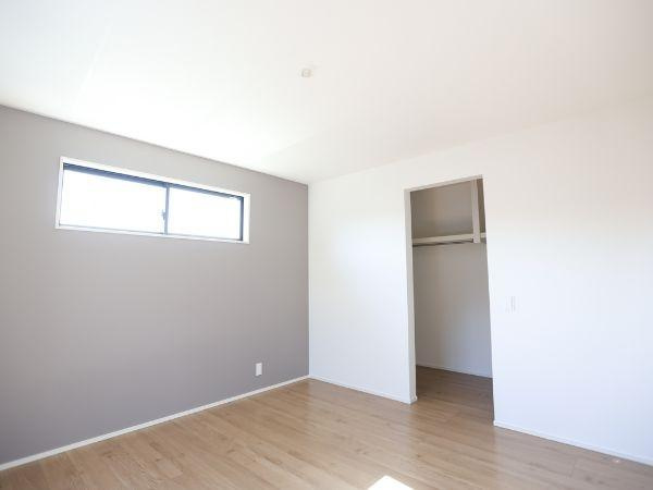 挾間町下市2期9号棟の洋室|シンプルな内装が特徴の洋室です。収納スペースが設けられており整頓しやすい設計です。窓からの自然光が室内を明るくします。床材は落ち着いた色合いで清潔感も感じられます。