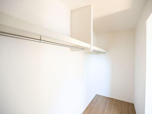 挾間町下市2期9号棟の収納|広々とした収納スペースが確保されていますので衣類や小物もすっきりと整理できます。長さのあるハンガーパイプで衣類もたくさん掛けられます。シンプルな内装で使い勝手も良好です。