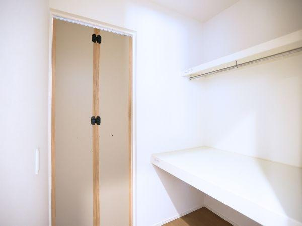挾間町下市2期9号棟の収納|明るくシンプルな空間が広がる収納スペースです。棚やハンガーパイプが設置されており用途に応じた整理が可能です。奥行きがあるためさまざまなものをゆったりと収納できます。室内が明るく見通しの良い印象です。