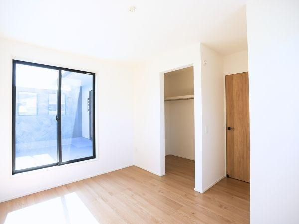 挾間町下市2期9号棟の洋室|大きな窓から光が差し込む洋室です。シンプルな内装で様々なスタイルに合わせやすい空間となっています。クローゼットスペースも備わっており収納にも便利です。木目調の床があたたかみのある印象を与えます。