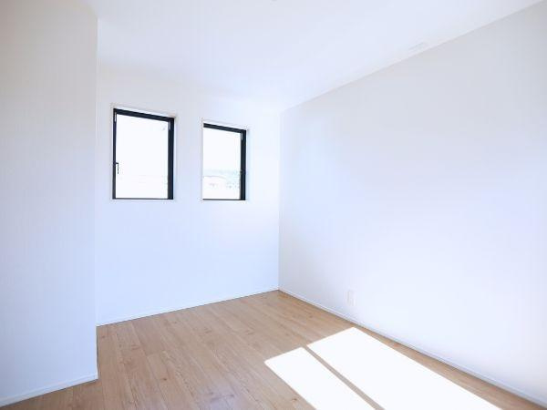 挾間町下市2期9号棟の洋室|二面の窓から光が入る洋室です。明るさを感じるフローリングが特徴的です。シンプルな内装で家具の配置がしやすそうです。清潔感のある雰囲気が印象的です。