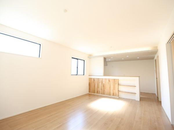 挾間町下市2期9号棟の居間・リビング|2面の窓から光が差し込む明るいリビングです。開放感ある空間で居心地の良さを実感できます。床はナチュラルな色合いでさまざまなインテリアに合わせやすい仕様です。