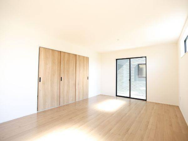 挾間町下市2期9号棟の居間・リビング|明るい日差しが差し込むリビングです。木目調のフローリングと建具が空間に調和をもたらしています。大きな窓からの自然光が開放感を演出します。白を基調とした内装が室内を広く感じさせます。