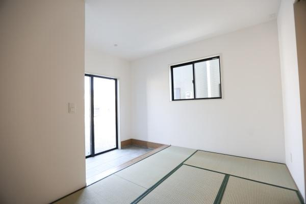 挾間町下市2期9号棟の和室|シンプルな内装で和室ならではの落ち着いた雰囲気を感じられます。日差しの入る窓があり明るい空間が広がります。リビングや寝室としても活用しやすい間取りです。清潔感のある壁面が魅力的です。