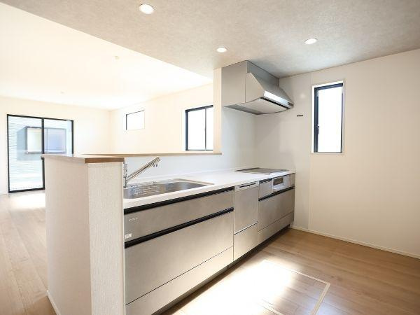 挾間町下市2期9号棟のキッチン|キッチンには使い勝手の良いシステムキッチンが設置されています。窓から自然光がしっかり入り換気もスムーズに行えます。収納スペースも充実しているため整理整頓しやすいです。