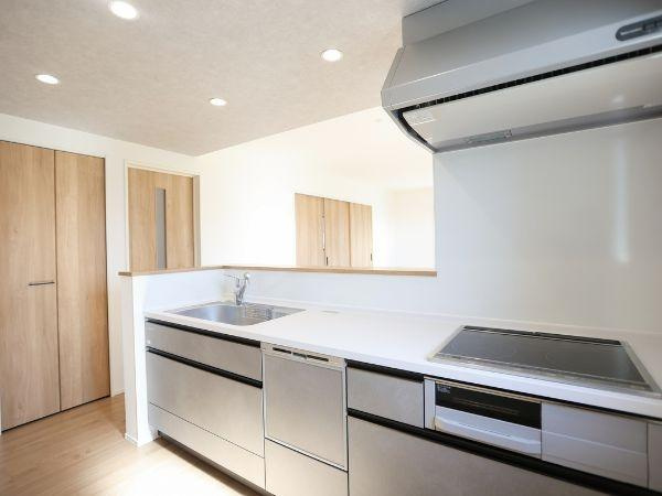 挾間町下市2期9号棟のキッチン|開放感のあるキッチン空間です。収納スペースが充実しており整理整頓しやすい造りとなっています。手入れが簡単なシンプルなデザインが特長です。明るい雰囲気で毎日の家事がはかどります。