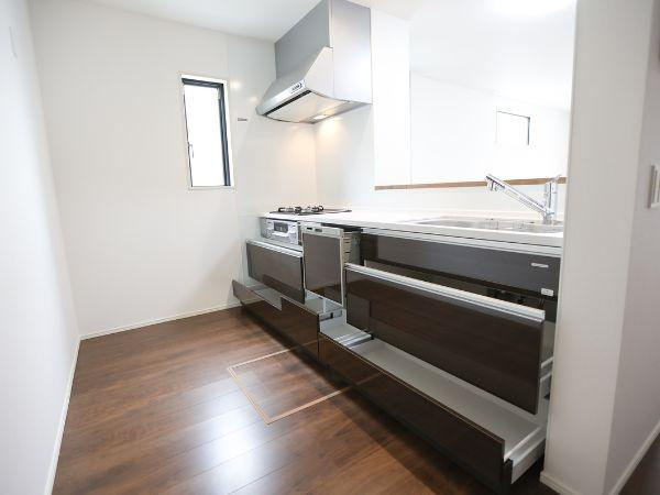 大字寒田1期2号棟のキッチン|カップボードもあり収納が充実、お料理も捗りそう。