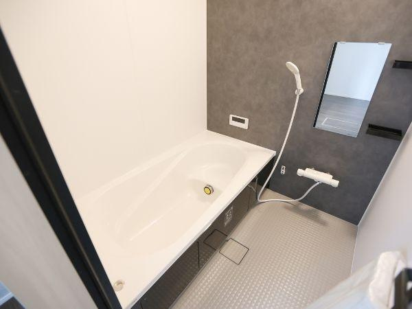 大字寒田1期2号棟の浴室|ゆったりとした広さのバスルームは、1日の疲れを癒す特別なリラックス空間。