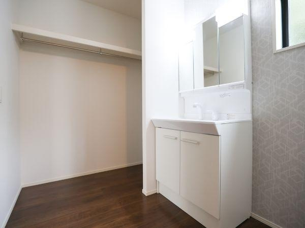 大字寒田1期2号棟の独立洗面台|三面鏡は収納が多く洗面台周りをすっきり美しく保てます。朝の準備も効率的にできます！