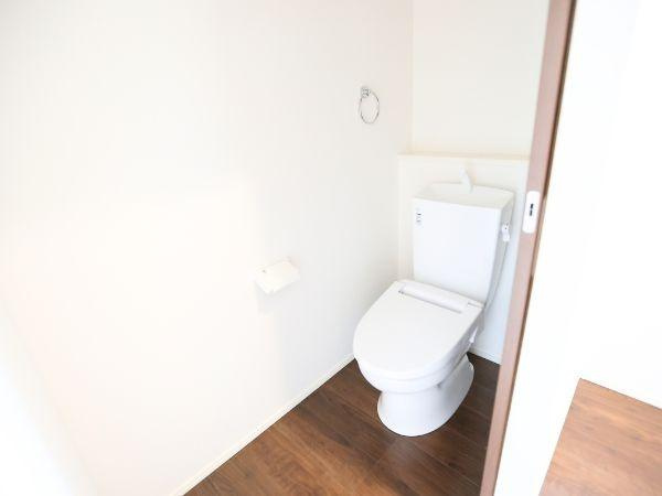 大字寒田1期2号棟のトイレ|白を基調とした明るく清潔感のあるトイレです。