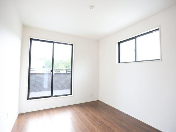 大字寒田1期2号棟の洋室|バルコニー付きの洋室は収納スペースが充実しているのでお部屋がスッキリします♪