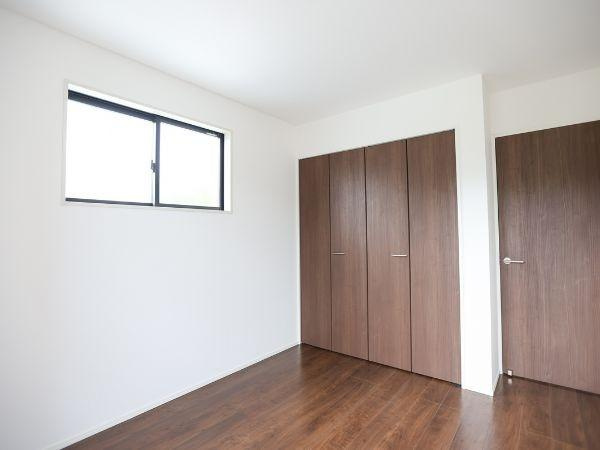 大字寒田1期2号棟の洋室|2面採光で明るい洋室。風通しも良く快適に過ごせ、主寝室としておすすめです。