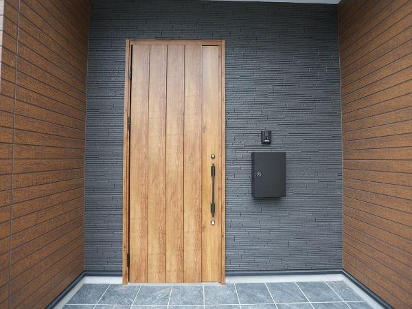 大字寒田1期2号棟の玄関|雨の日でも濡れずに出入りできる広々とした玄関ポーチ