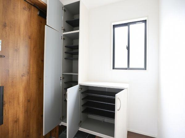 大字寒田1期2号棟の玄関|たっぷり収納できるシューズボックス付きで、いつでもスッキリとした印象に♪