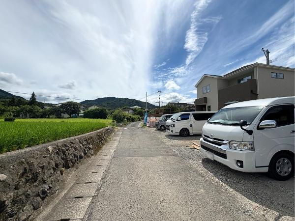 大字寒田1期2号棟の前面道路含む現地写真|前面道路を含む現地写真（2025年7月撮影）