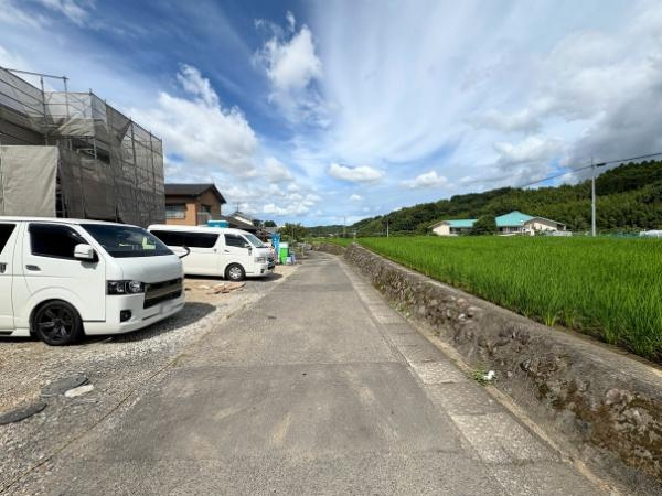 大字寒田1期2号棟の前面道路含む現地写真|前面道路を含む現地写真（2025年7月撮影）